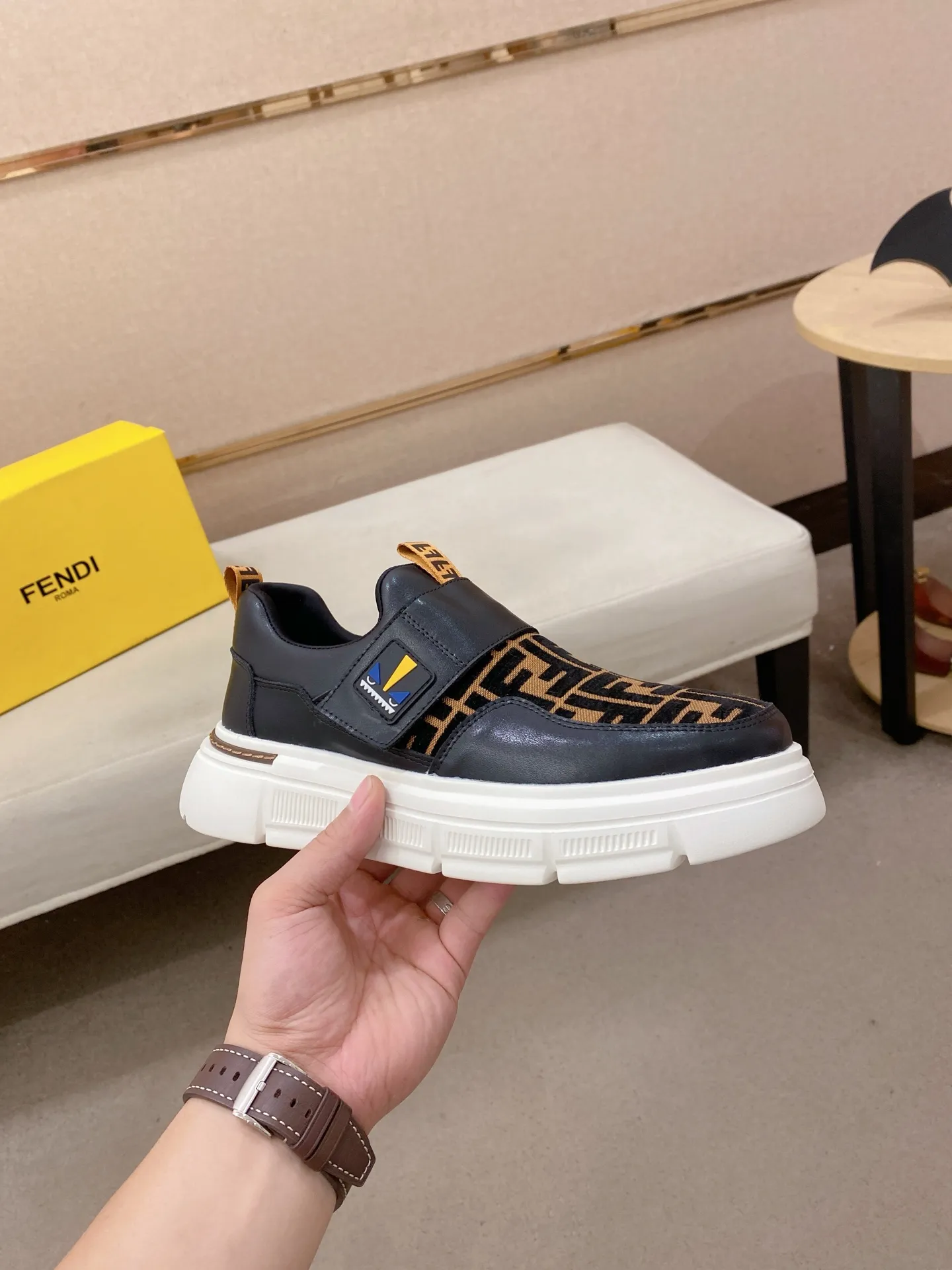 Men's shoes 💰 400💰 (fendi) New style 👊🏻 upper 🇮🇹 imported cowhide fabric 🇩🇪 lining imported sheepskin lining. The original outsole is molded to highlight the identity of every man, and the upper foot is elegant and stable🚶🏻🚶🏻The high-end custom counters reproduce the original version📯No matter the wind or rain, the shoe last remains unchanged and can withstand the verification of time🔍️,🔵 Size: 38-44